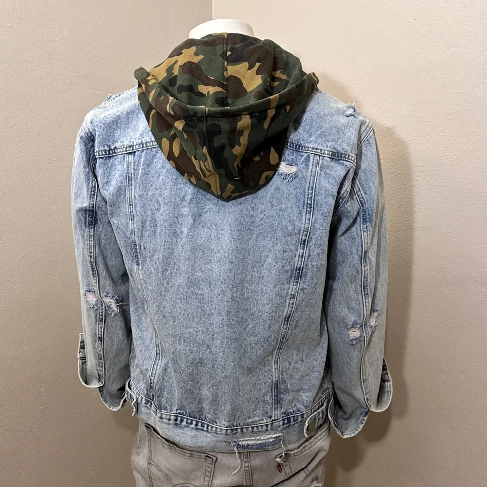 Forever 21 Men’s Light Wash Denim Jacket Camo Hood Size Large Distressed New